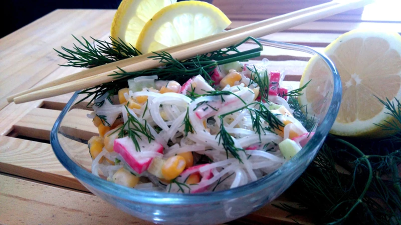 Fit: sałatka z surimi z lekki sosem jogurtowo- czosnkowym.
