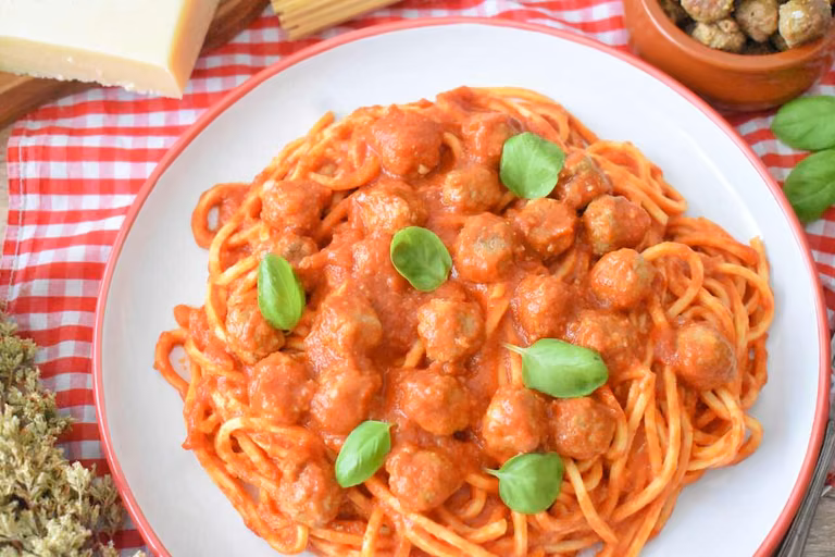 Spaghetti z klopsikami w sosie pomidorowym po abruzyjsku
