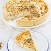 SEROWY QUICHE Z ŁOSOSIEM