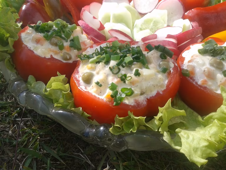 Sałatka w pomidorach