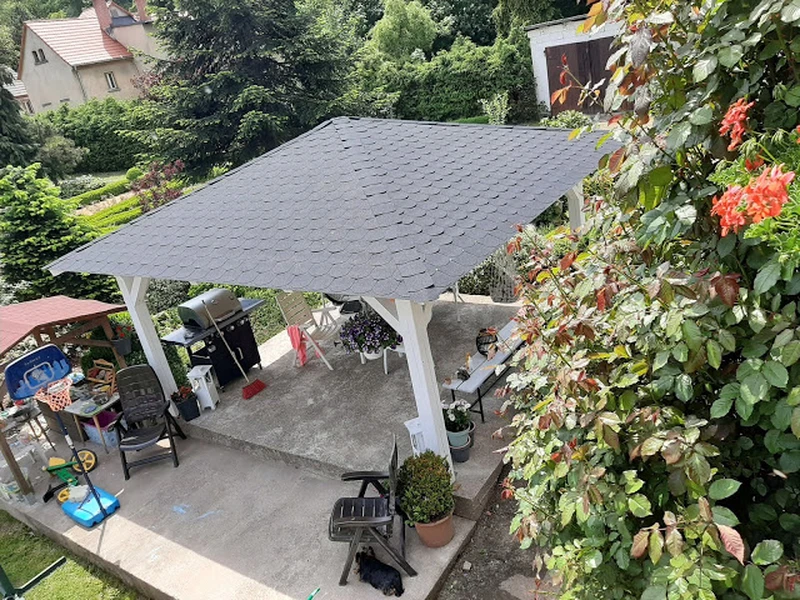 Altana do ogrodu z czterospadowym dachem