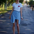 Luźna weekendowa stylizacja z bluzką w paski