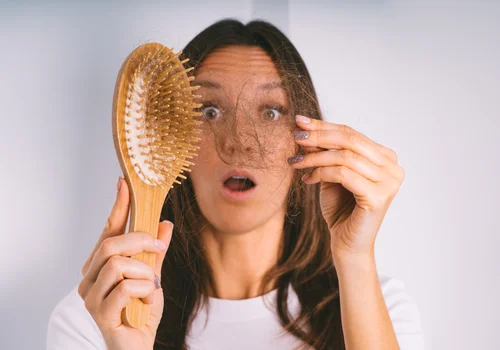 Wypadają Ci włosy? Sprawdź poziom biotyny (witamina B7) – zwłaszcza jeśli jesteś kobietą!