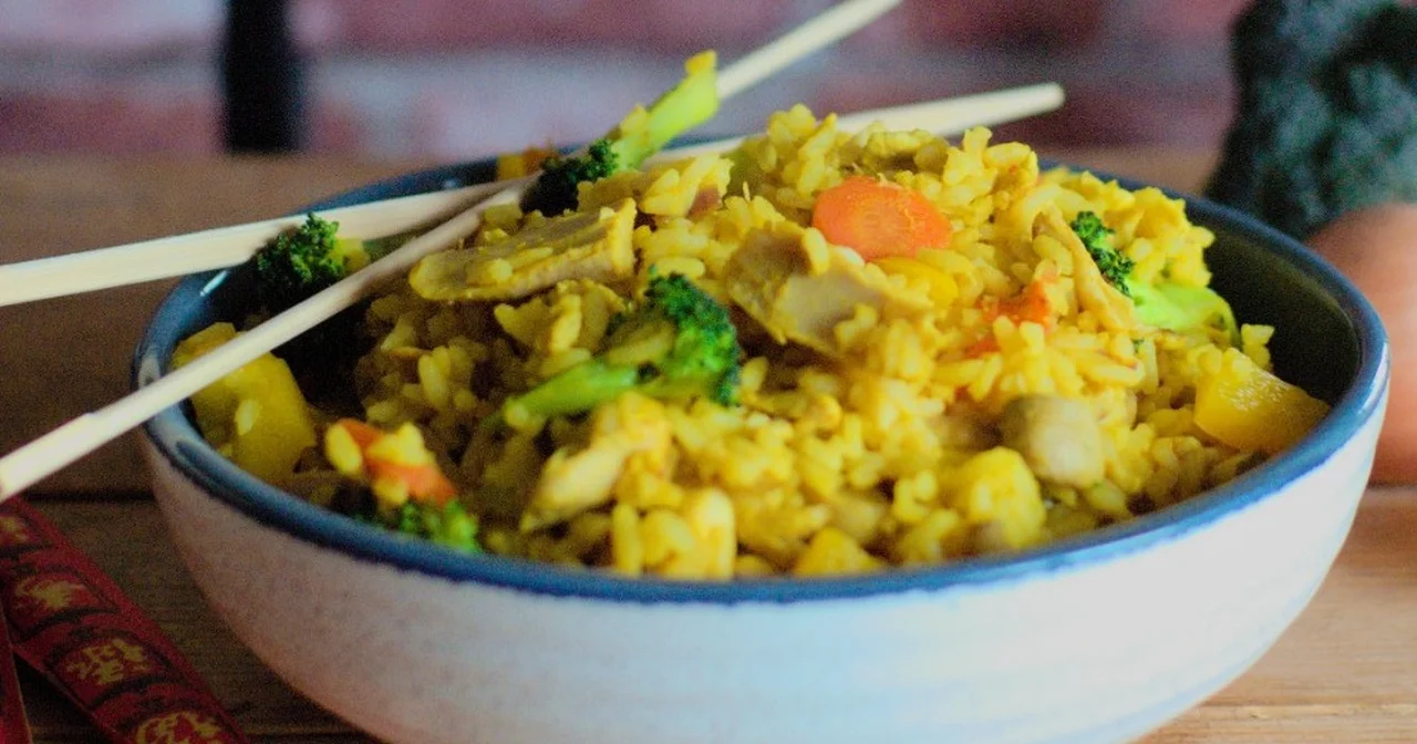 Smażony ryż z kurczakiem i warzywami prawie jak w „chińczyku”