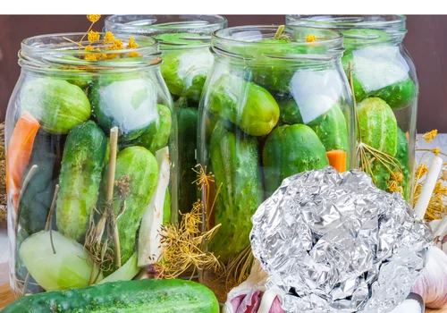 Przy robieniu przetworów zawsze używam kulki z foli aluminiowej! Ten trik ułatwia mi pracę