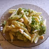 Penne z brokułem i piersią kurczaka w sosie z serka mascarpone.