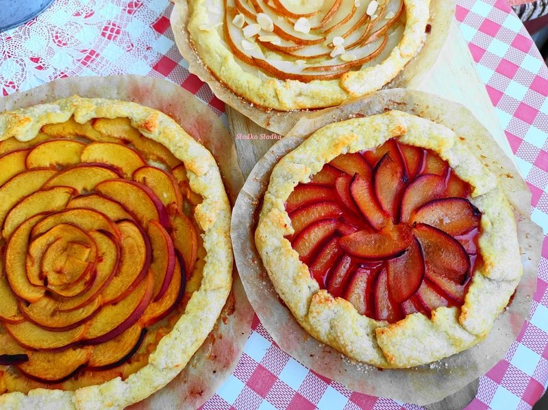 Galette ze śliwkami.