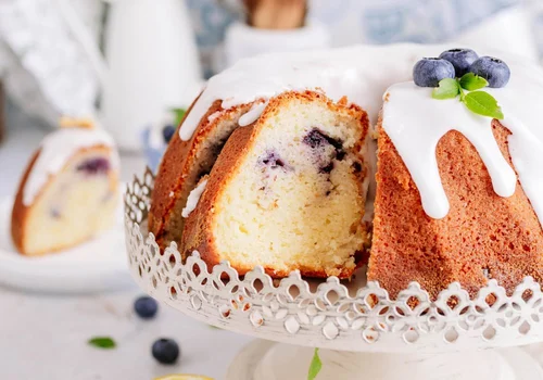 Cytrynowa babka z borówkami