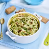 Spaghetti w natce pietruszki z czosnkiem i suszoną papryczką chilli