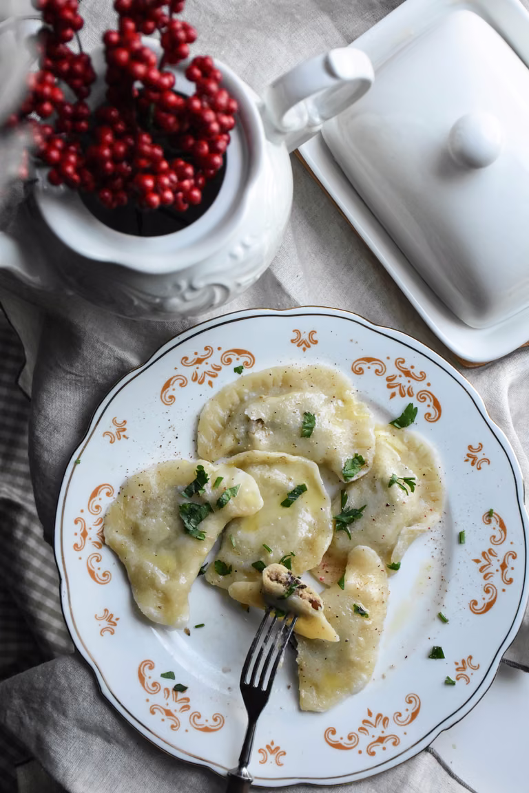 pierogi z grzybami, soczewicą i fetą