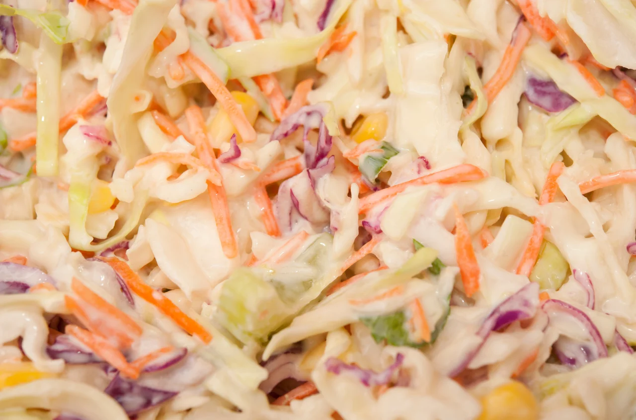Ten przepis na Coleslaw to hit! Idealny do burgera, karkówki i szaszłyków