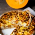 TARTA Z DYNIĄ, FETĄ I KARMELIZOWANĄ CEBULĄ