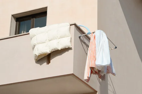 Uwaga, wieszasz pranie na balkonie? Ten błąd może Cię kosztować 500 zł!