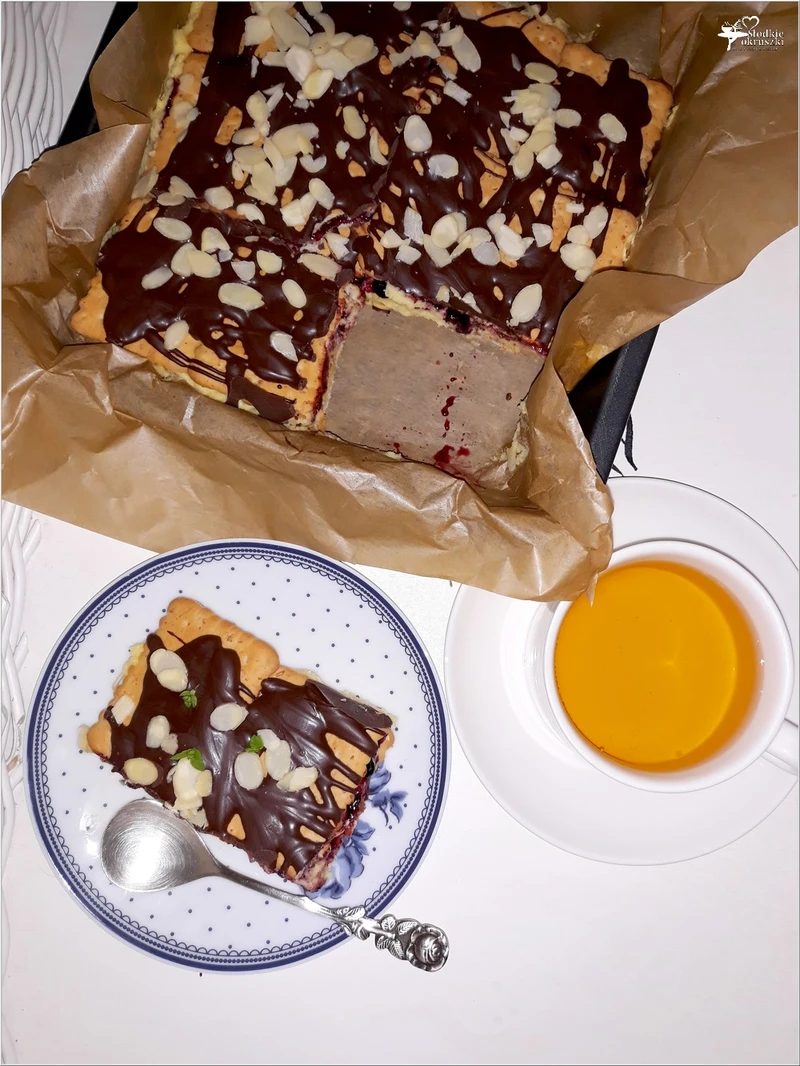 Szybkie ciasto karpatkowo-jagodowe. Prosty deser bez pieczenia.