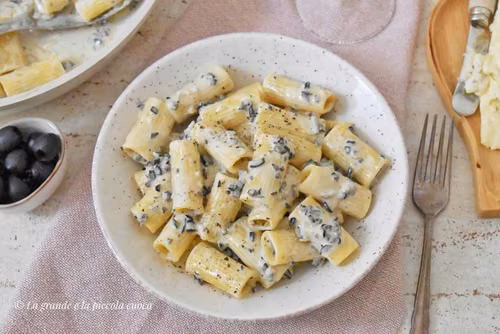 Makaron w sosie śmietanowo-serowym z gorgonzolą i oliwkami