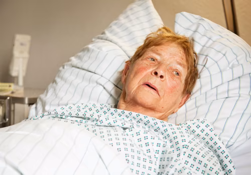 Seniorzy porzucani w szpitalach?! Rząd wreszcie reaguje ustawą!
