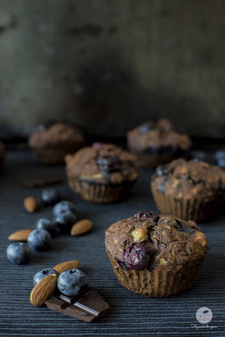 Czekoladowe muffiny cukiniowo-marchewkowe z borówkami