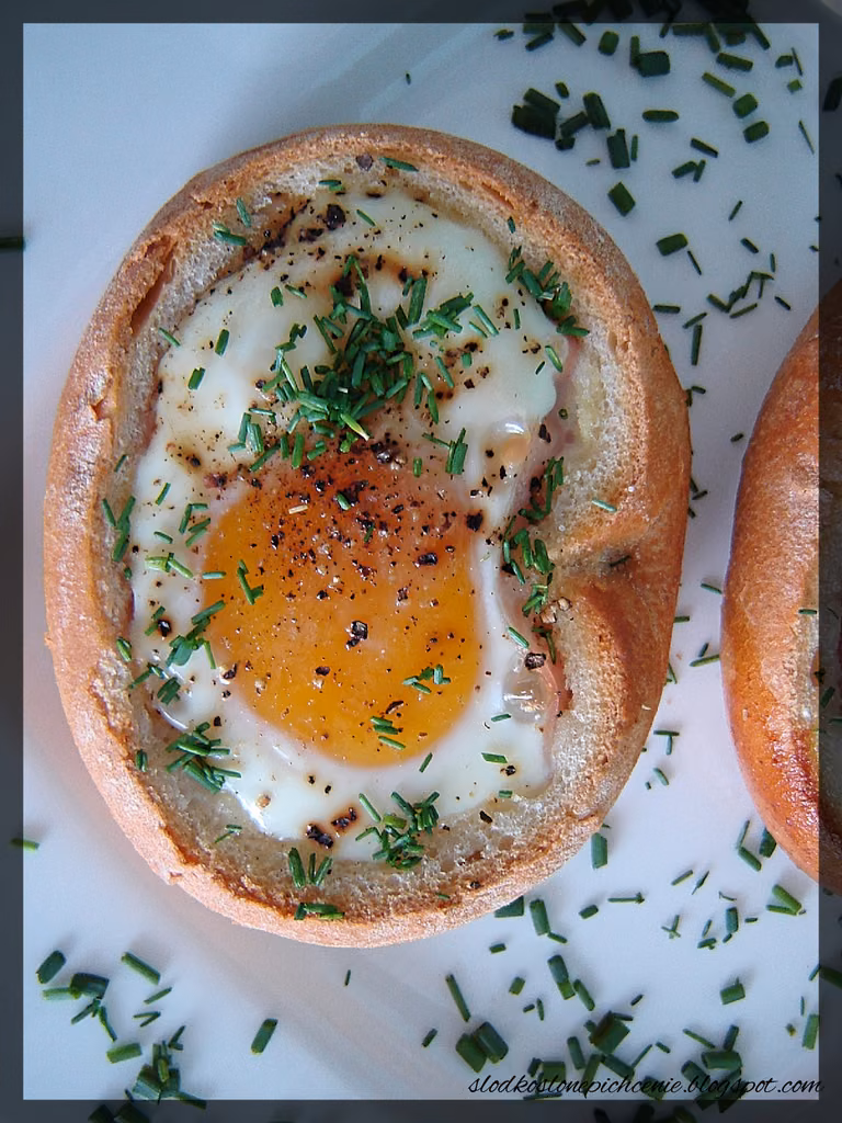 Jajko zapiekane w bułce z szynką i mozzarellą
