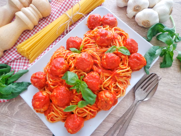 Spaghetti w sosie pomidorowym z pulpecikami