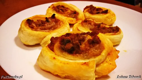 Mini pizza z ciasta francuskiego