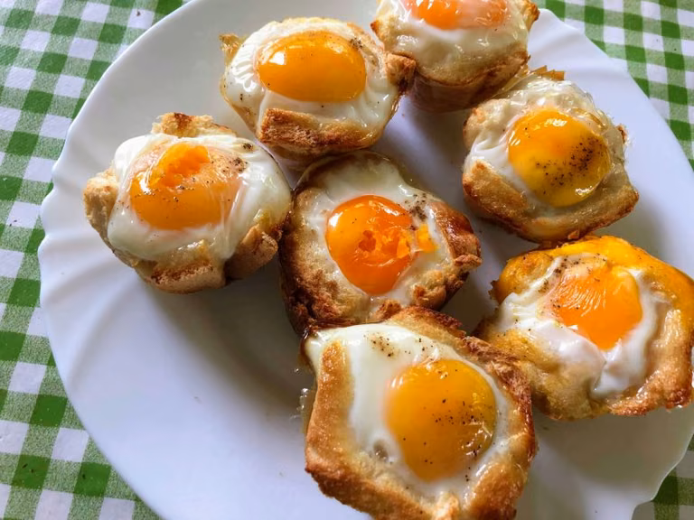 Chlebowe muffinki z jajkiem na śniadanie dla mamy