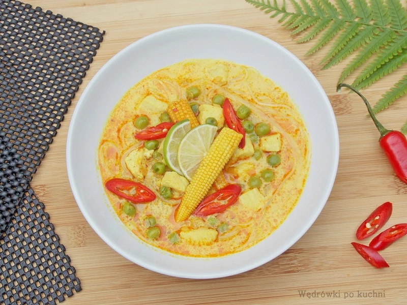 Zupa z kurczakiem i czerwoną pastą curry