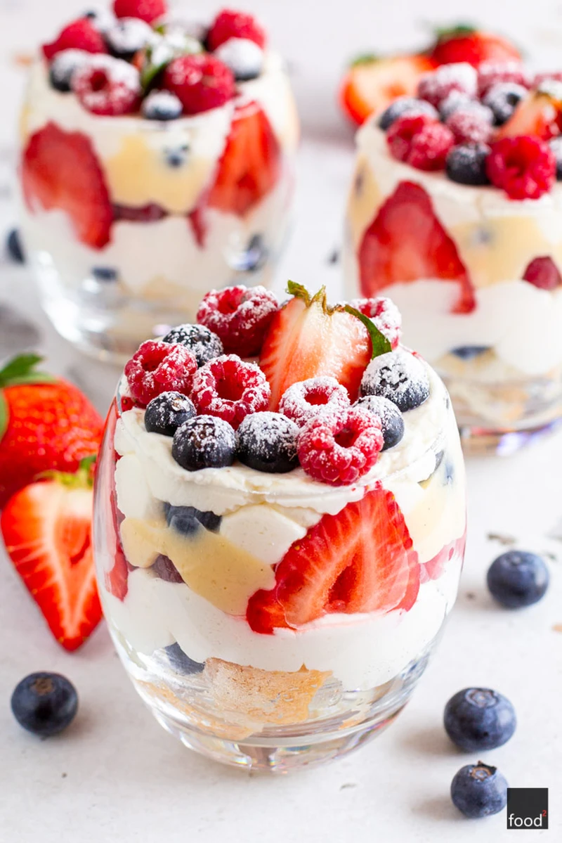 Trifle z owocami lata