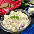 SAŁATKA Z RZODKIEWKAMI, JAJKIEM I SERKIEM WIEJSKIM (173 KCAL)