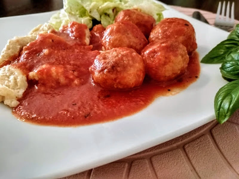 Pulpety drobiowe z ryżem i marchewką w sosie pomidorowym.
