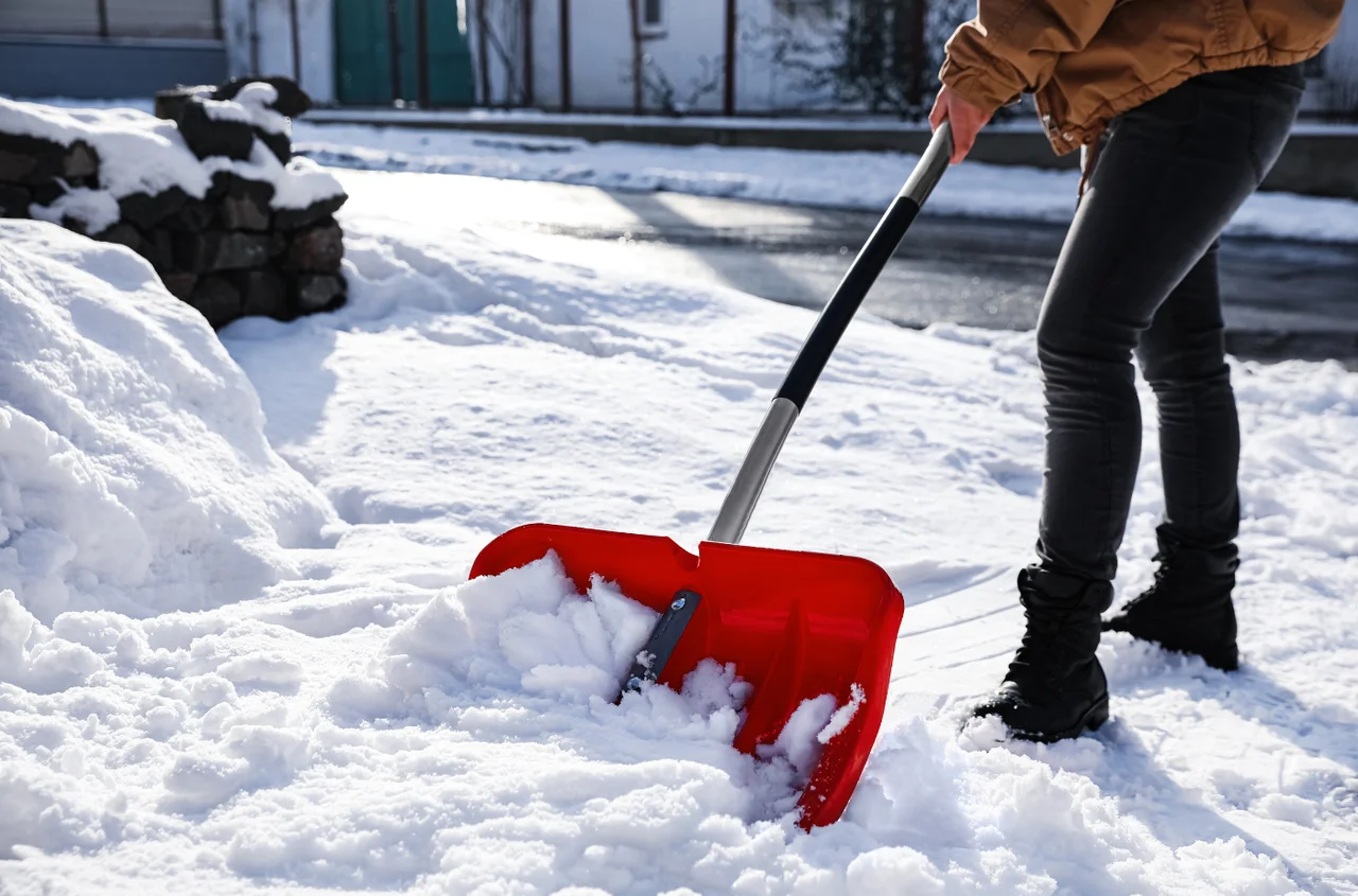 Nawet 1500 zł kary za nieodśnieżony chodnik? Ten obowiązek może wkrótce zniknąć