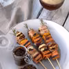 Szaszłyki z batatów, halloumi i szynki szwarcwaldzkiej z sosem z wędzonych śliwek