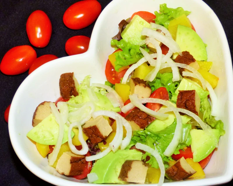 Sałatka z wędzonym tofu