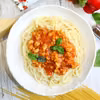 Spaghetti z prostym sosem pomidorowym z mięsem i papryką