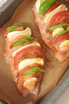 Zapiekany kurczak nadziewany mozzarellą, pomidorami oraz bazylią!