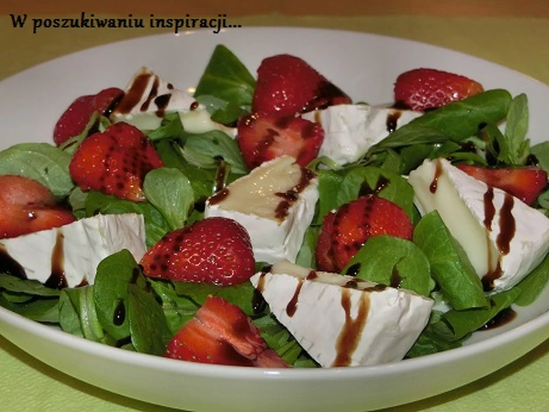 Salatka z roszponki, truskawek i camemberta