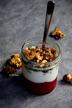 Domowa granola waniliowa z jogurtem i musem malinowym