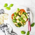 Sałatka z grillowanych warzyw z serem halloumi