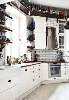 Biała kuchnia z drewnianymi półkami