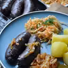 Kaszanka z grilla z cebulą z dodatkiem ketchupu