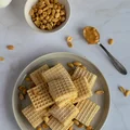 Wafle z masą śmietankową (z masłem orzechowym i orzeszkami ziemnymi)
