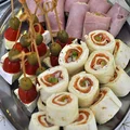 Tortilla z łososiem, ogórkiem i rzodkiewką