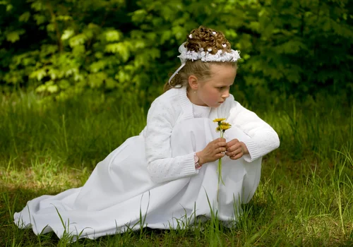 Ile dać do koperty na Komunię 2026? Kwoty zależą od kilku czynników, a Polacy mają swoje sposoby na wyliczenia