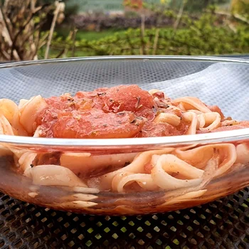 Makaron ryżowy z dorszem w sosie pomidorowym | Iza Misztal