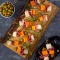 Koreczki z melonem, prosciutto, serem i oliwkami