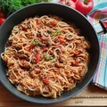 Spaghetti z mięsem mielonym i pieczarkami w sosie pomidorowym