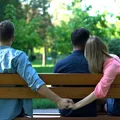 Trzymanie się za ręce może być zdradą? Tak to widzą polskie sądy