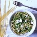 SPAGHETTI Z GROSZKIEM I SEREM FETA