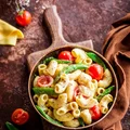 Makaron w sosie serowym z groszkiem i pomidorkami