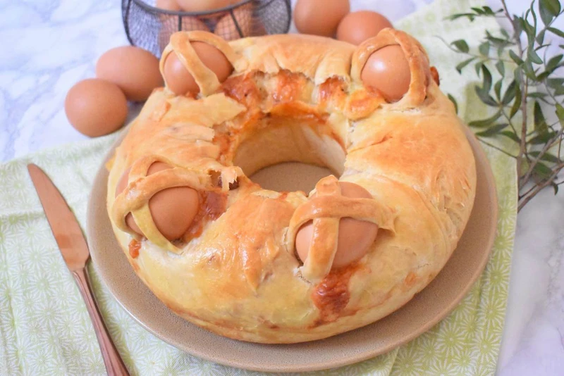 Włoski wielkanocny chleb "Casatiello napoletano" nadziewany serami i salami