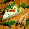 Tarta z kwiatami cukinii i dyni na spodzie z kaszy jaglanej